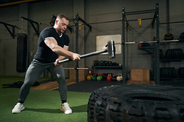 Quels sont les conseils pour créer un événement de slam poésie en ligne pour les jeunes adultes ?